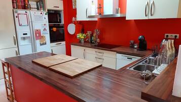 Réfrigérateur, micro-ondes, four, plaque de cuisson