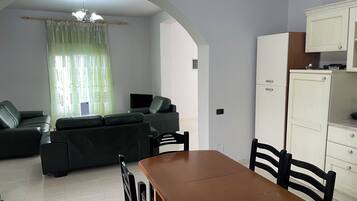 Apartemen Keluarga, pemandangan laut, area taman | Dapur pribadi | Lemari es, mesin espresso, ketel listrik, dan pemanggang roti