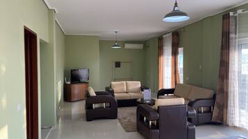 Apartemen Panorama, pemandangan laut, area taman | Area keluarga | Televisi 30-inci dengan saluran TV kabel