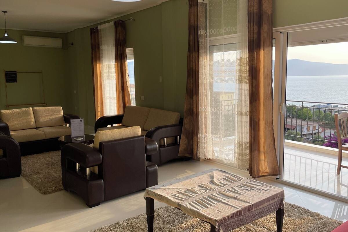 Apartamento panorâmico, vista para o mar, no jardim | Área de estar | TV 30 polegadas com canais a cabo