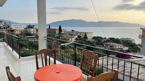 Panoramic-Apartment, Meerblick, zum Garten hin | Terrasse/Patio