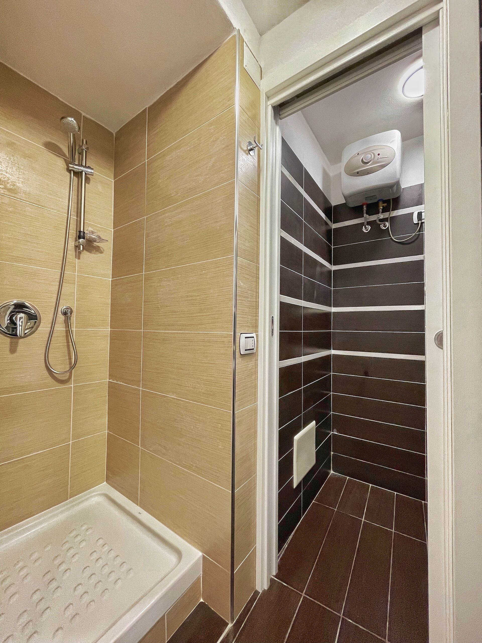 Secador de pelo, toallas, jabón, shampoo