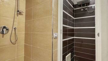 Secador de pelo, toallas, jabón, shampoo