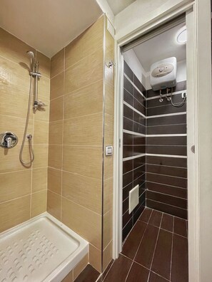 Secador de pelo, toallas, jabón, shampoo