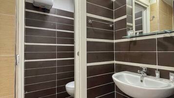 Secador de pelo, toallas, jabón, shampoo