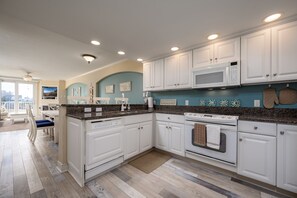 Microwave, dishwasher - Beautifully decorated, 3 bedroom, 3 bath condo in great mid town location (Ocean City)