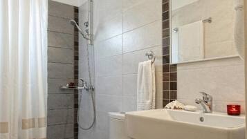 Apartemen Comfort | Kamar mandi | Shower, pengering rambut, handuk, dan sabun