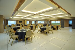 Daily buffet breakfast (INR 300 per person) - Royal Plaza Suites by RAK Rooms (Mangaluru)