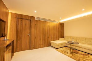 Luxury Studio Suite | Ruang tamu | 43 inci sebuah televisyen pintar dengan satelit, TV 