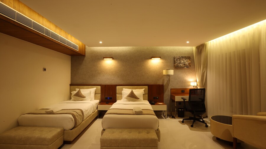 Royal Plaza Suites by RAK Rooms