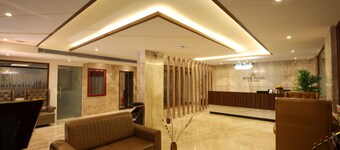 Royal Plaza Suites by RAK Rooms