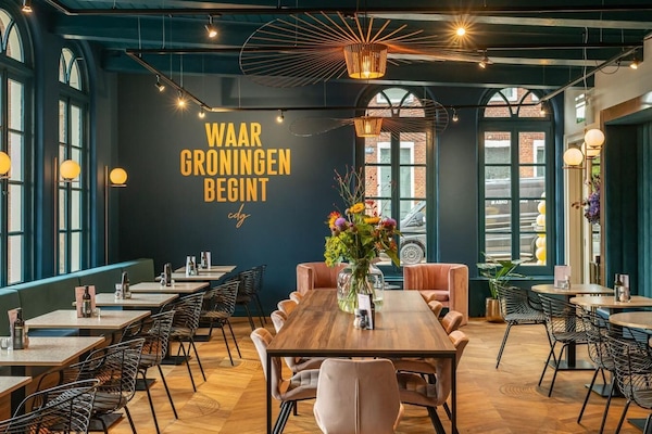 Daily full breakfast (EUR 21.50 per person)