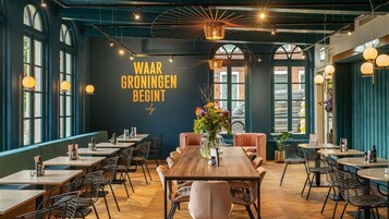 Desayuno completo diario (EUR 21.50 por persona)