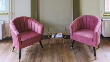 Caja de seguridad en la habitación y decoración personalizada 