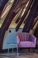 Caja de seguridad en la habitación y decoración personalizada 