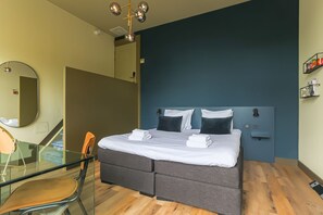 Comfort Double Room | In-room safe, individually decorated, individually furnished, desk - Hotel Corps de Garde (Groningen)
