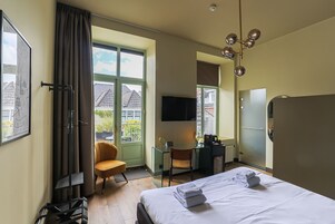 Habitación Confort doble | Caja fuerte, decoración individual, mobiliario individual y escritorio