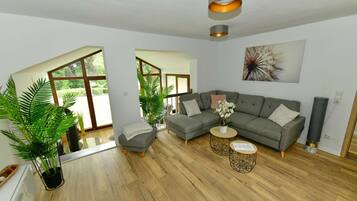 Fernseher, Kamin, Stereoanlage