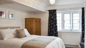 2 bedrooms, travel cot, WiFi, bed sheets