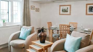 Smart TV, fireplace, DVD player, stereo