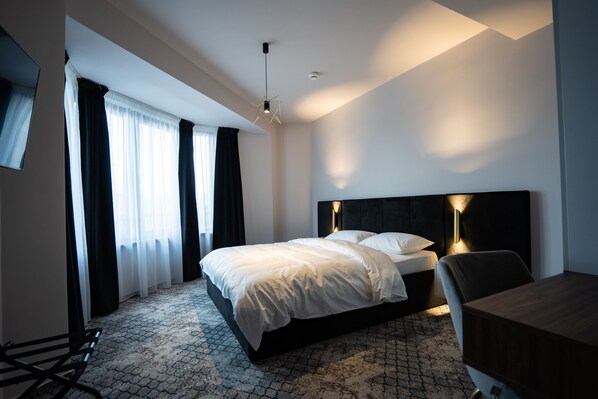 ميني بار وخزنة داخل الغرفة وتجهيزات عازلة للصوت وواي فاي مجانًا