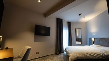 Standard Room, 1 Queen Bed | Minibar, in-room safe, soundproofing, free WiFi