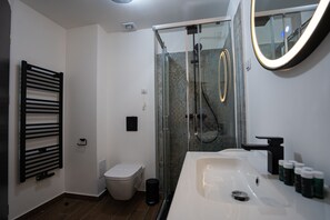 Máy sấy tóc, dép đi trong nhà, khăn tắm, xà phòng 