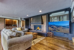 Smart-TV, Kamin, Videospiele, Tischfußball