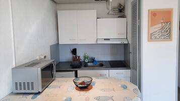 Een koelkast, een microgolfoven, een kookplaat