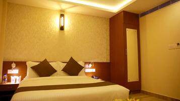 Deluxe Room | Iron/ironing board, free WiFi