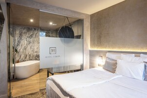 独特套房 | 客房内保险箱、办公桌、笔记本电脑工作区、遮光窗帘