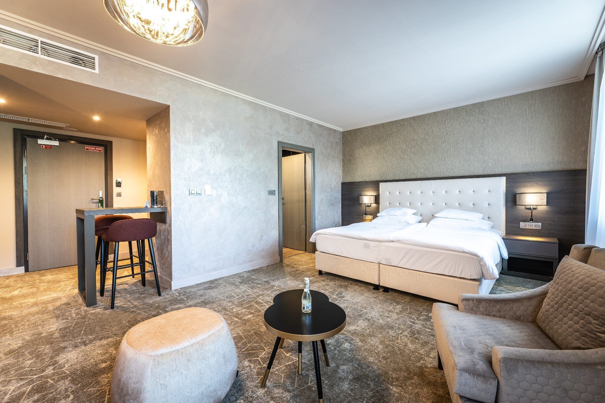 Quarto casal luxo | Cofres nos quartos, escrivaninha, espaço de trabalho para notebook