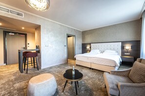 デラックス ダブルルーム | セーフティボックス (室内)、デスク、ノートパソコン用作業スペース、遮光カーテン