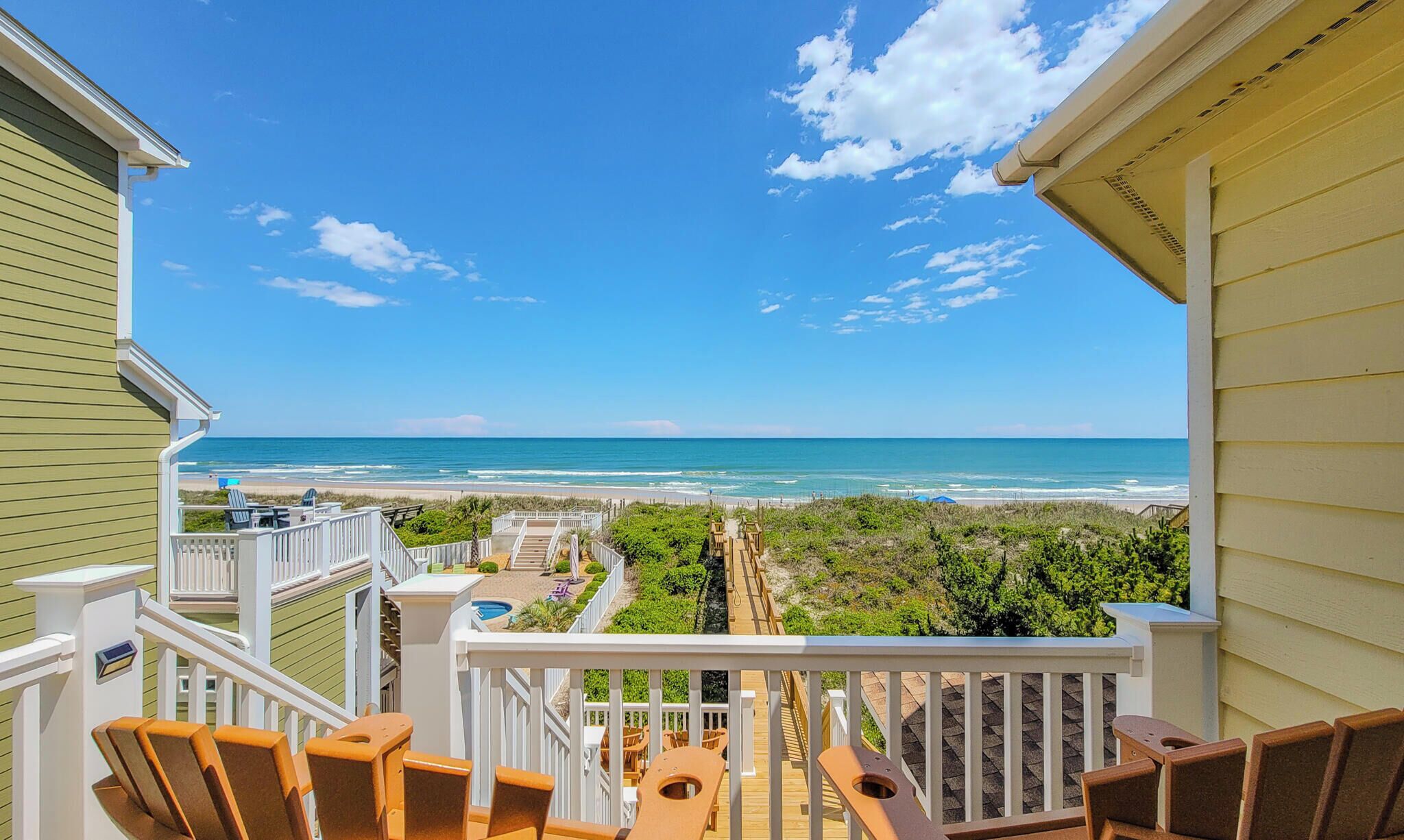 Ein Balkon mit Blick auf Strand und Meer.