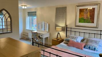 3 bedrooms, desk, iron/ironing board, free WiFi