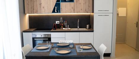 ثلاجة، فرن، موقد طهي مسطح، ماكينة لصنع القهوة/الشاي