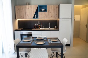 Fridge, oven, stovetop, coffee/tea maker