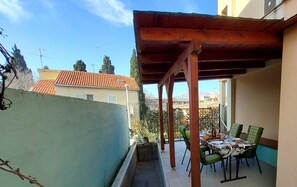 Apartment | Outdoor dining - Apartment 4 Sleeps 4 Guests (Split)