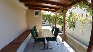 Apartamento | Restaurante al aire libre