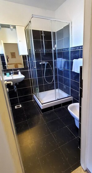 Bathroom - Apartment 4 Sleeps 4 Guests (Split)