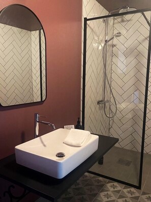 Habitación cuádruple | Baño | Regadera, toallas, jabón, shampoo 