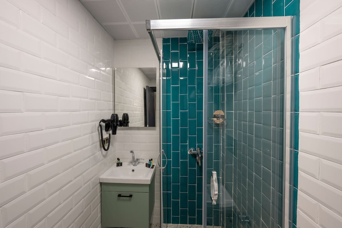 Ropa de cama de alta calidad, minibar, caja fuerte y escritorio