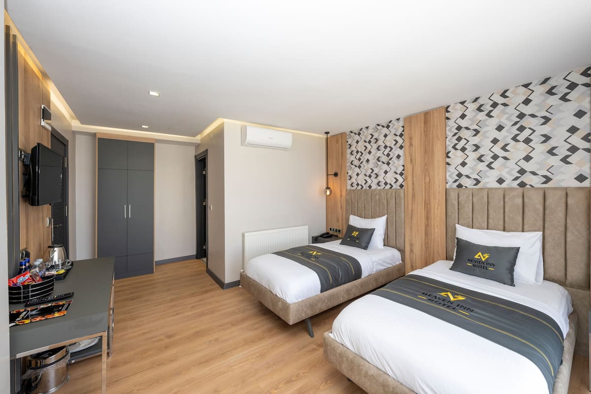 Habitación Deluxe con 2 camas individuales | Ropa de cama de alta calidad, minibar, caja fuerte y escritorio