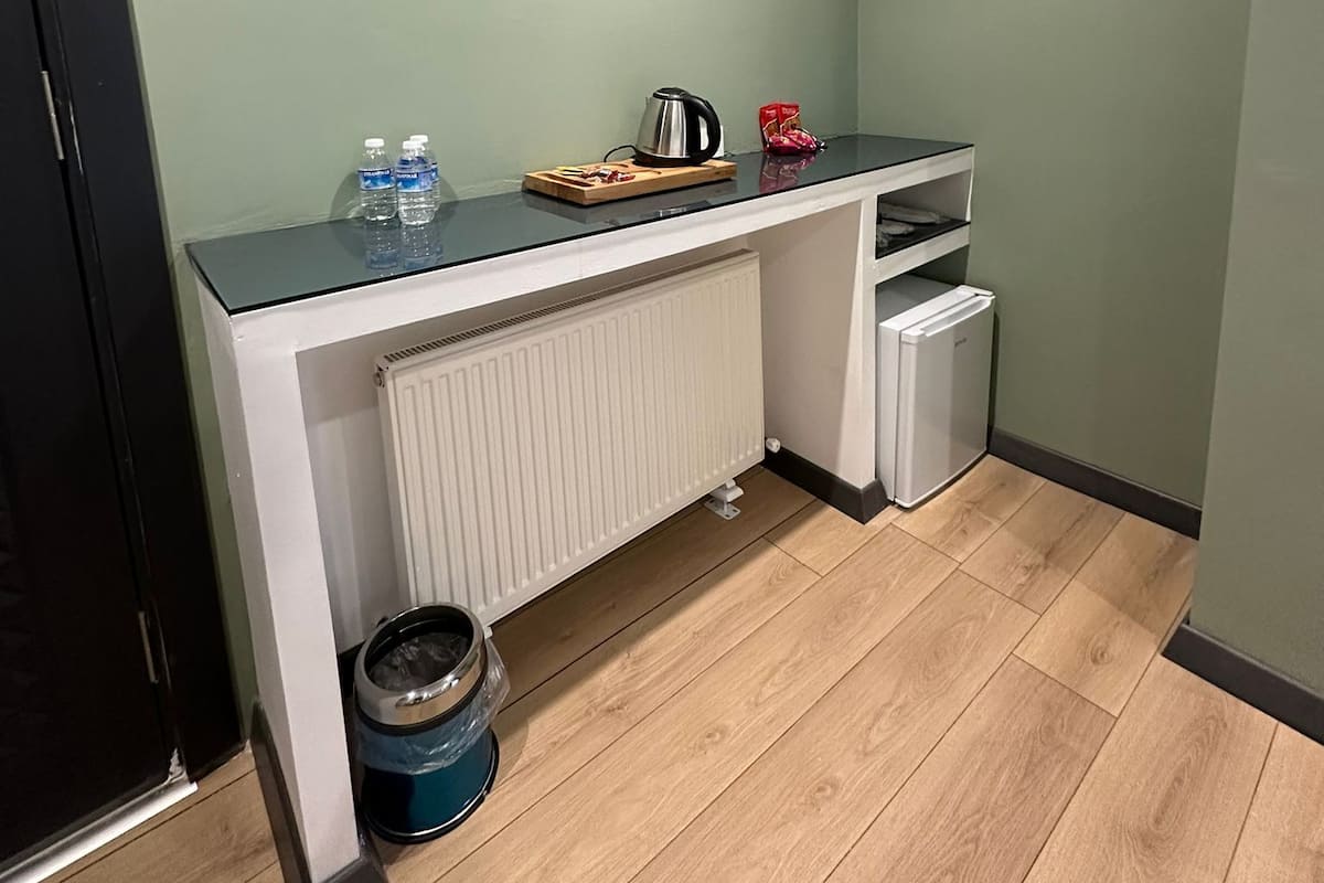 Habitación cuádruple Deluxe | Ropa de cama de alta calidad, minibar, caja fuerte y escritorio