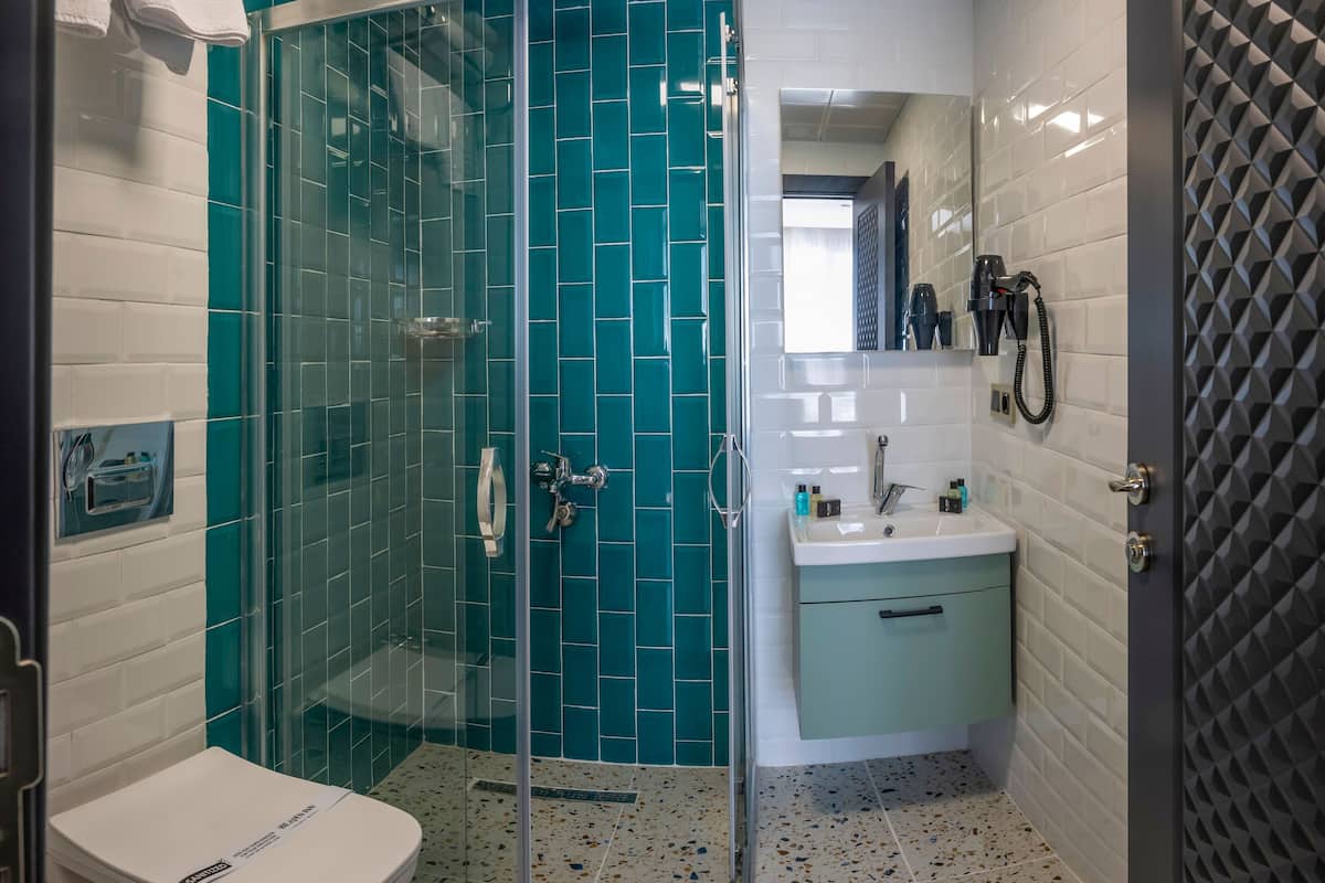 Ducha, secador de pelo, zapatillas y toallas