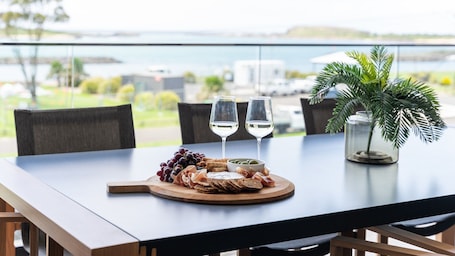 Outdoor dining. Luxe by the Lake – stunning water views