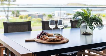 Luxe by the Lake – stunning water views