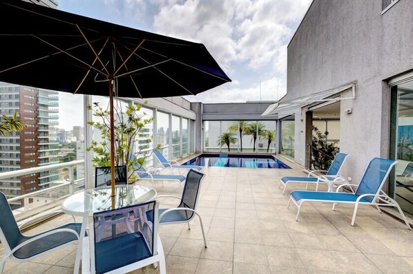 Una piscina al aire libre