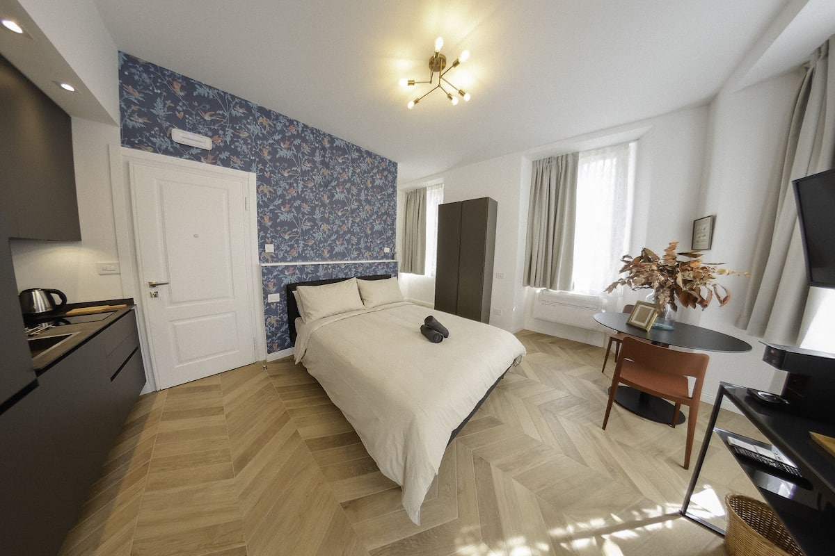 Deluxe Studio | Premium bedding, memory foam beds, desk, laptop workspace