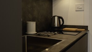 Deluxe-Studio | Eigene Küche | Espressomaschine, Wasserkocher mit Kaffee-/Teezubehör, Wasserkocher